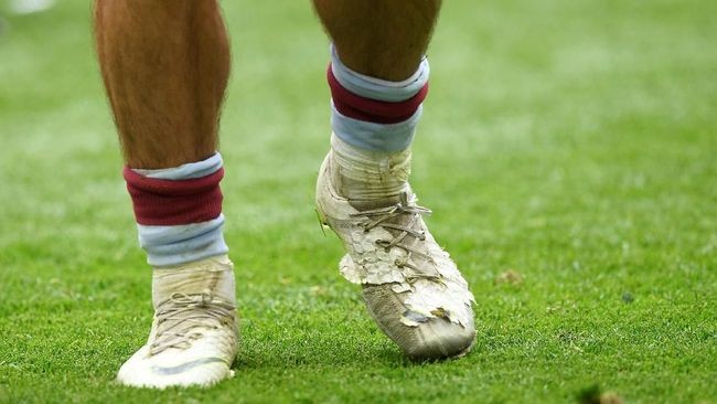 Sepatu Butut Antar Aston Villa ke Liga Primer Inggris