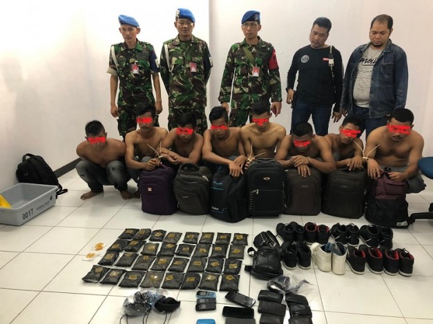 Sembunyikan Sabu di Sepatu, Delapan Kurir Ditangkap di Bandara SSK II Pekanbaru