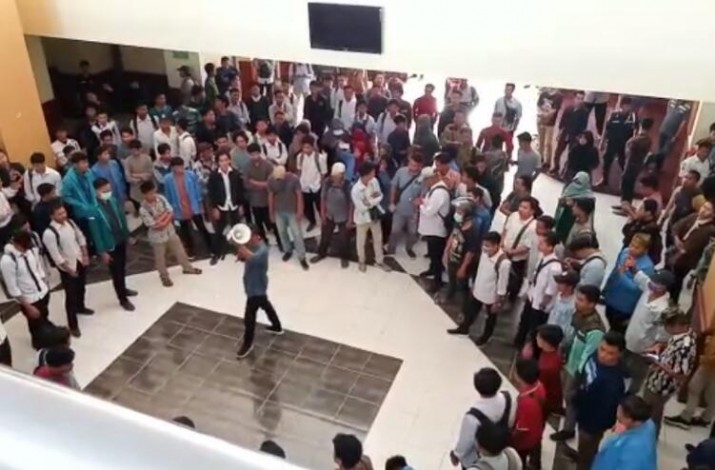 Tak Kunjung Ditemui, Mahasiswa Kembali Demo Rektor UIN Suska