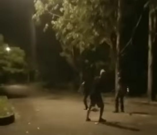 Tangkap layar video sekelompok pemuda merusak lampu jalan di Pelalawan.