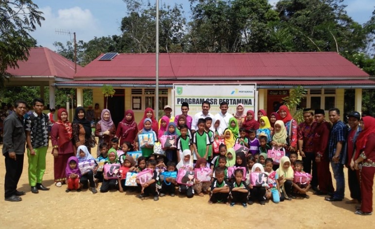 Pertamina RU II Dumai Serahkan Bantuan untuk Sekolah Talang Mamak di Inhu