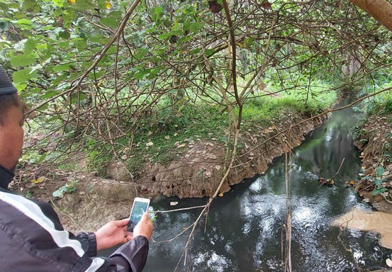 DLH Pelalawan Ambil Sampel Limbah di Sungai Kerumutan