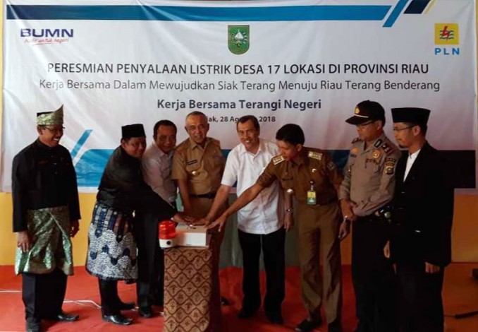Gubernur Riau Andi Rachman Resmikan Penyalaan Listrik Desa 17 Lokasi se-Riau