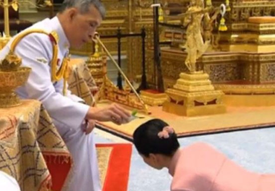 Banjir Foto-foto Selir Raja Bikin Website Kerajaan Thailand Down