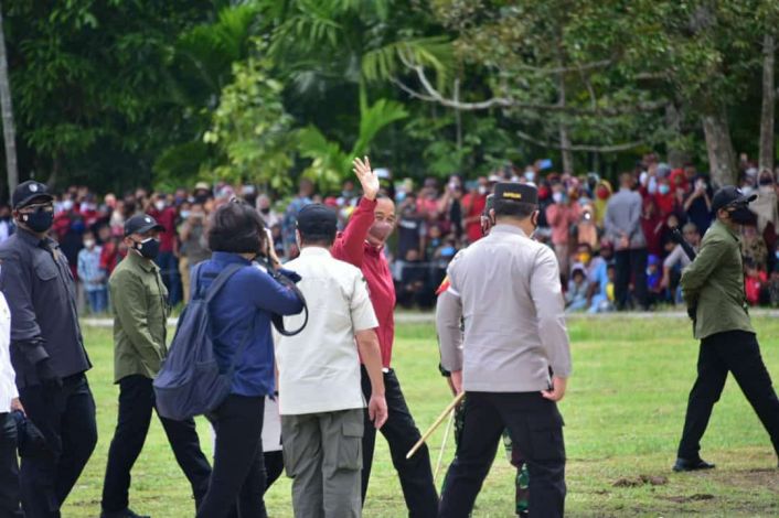 Berjaket Merah, Presiden Jokowi Disambut Antusias Warga Muntai Barat Bengkalis