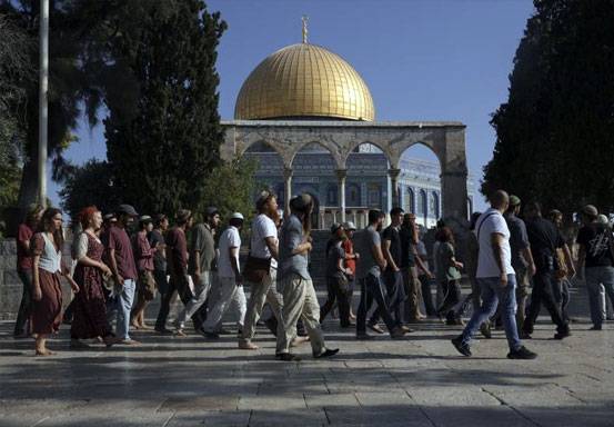 Orang-orang Yahudi mengunjungi Temple Mount, yang dikenal oleh umat Islam sebagai Tempat Suci, di kompleks Masjid Al-Aqsa di Kota Tua Yerusalem. Foto: AP/Mahmoud Illean
