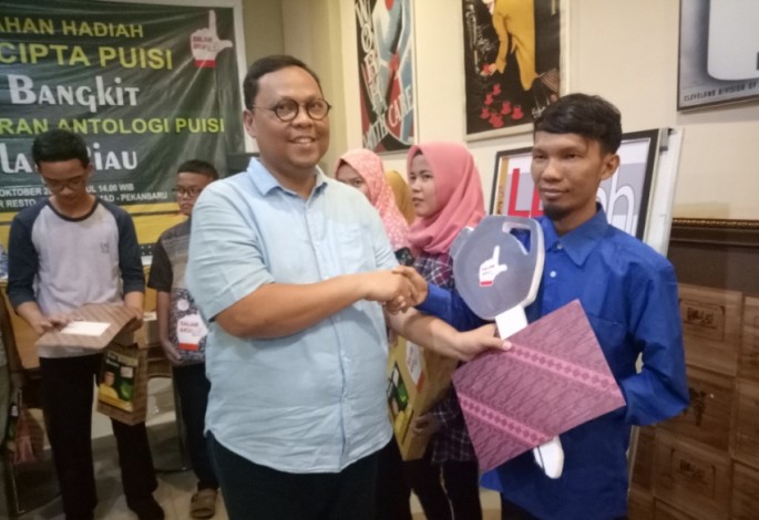 Riau Bangkitlah dengan Hikmad Pemenang Lomba Puisi Riau Bangkit