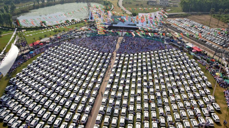 Bos Berlian India Hadiahi 600 Karyawannya Mobil Baru