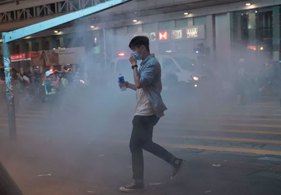 Demonstran Hong Kong Balas Polisi dengan Bom Bensin