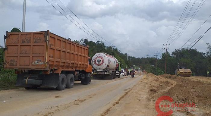 Jalan Riau-Sumbar di Desa Tanjung Alai Ambrol, Arus Lalin Masih Buka-Tutup