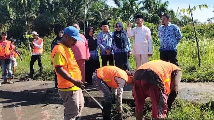 Bantu Warga dan Tangani Banjir, Gubri Tinjau Kegiatan Padat Karya di Pekanbaru 