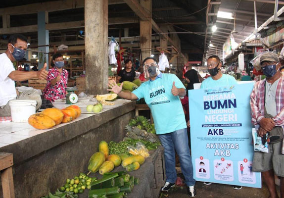 PTPN V Salurkan Masker ke Sejumlah Pasar Tradisional di Kampar