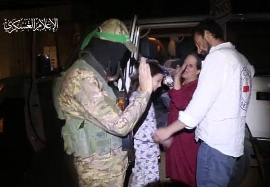 Dibebaskan, Sandera Israel Tersenyum Sambil Lambaikan Tangan ke Pejuang Hamas