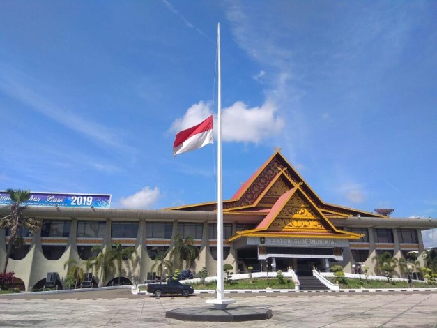 Berduka Wafatnya Bupati Kampar, Pemprov Riau Kibarkan Bendera Setengah Tiang 
