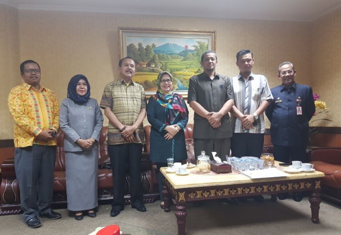 KIP Riau Sampaikan Laporan Kerja 2017 ke DPRD