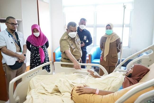 Kunjungi Pasien RSUD Arifin Achmad, Gubri: Kunjungan itu Obat bagi Pasien