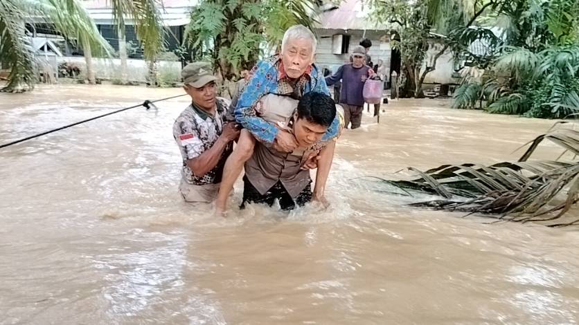Kapolres Rohul Turun Langsung Evakuasi Lansia yang Terjebak Banjir di Kunto Darussalam