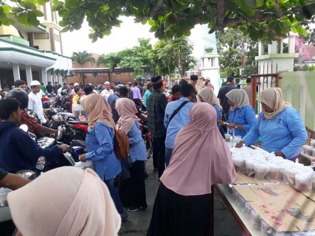 GRN PAS Riau Bagikan Ratusan Bubur di Pekanbaru