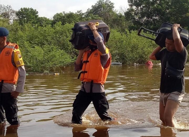 Brimob Polda Riau Turunkan Tim Membantu Warga Kebanjiran