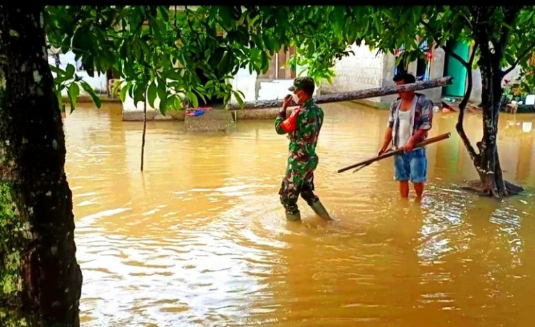 Banjir Mulai Genangi Pemukiman Warga 2 Desa di Kecamatan Bonai Darusalam