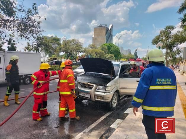 Breaking News: Mobil Chevrolet Terbakar di Depan Kantor Kejati Riau