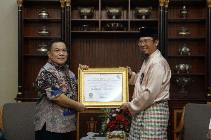 Pemprov Riau Terima Penghargaan Kepatuhan Penyelenggaraan Pelayanan Publik 2023 dari Ombudsman