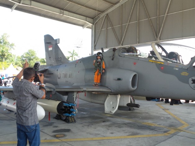 Menantikan Pertunjukan Pesawat Tempur, Pengunjung Asyik Berfoto