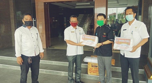 PSMTI Inhu Serahkan 1.000 Masker ke Pemkab Inhu