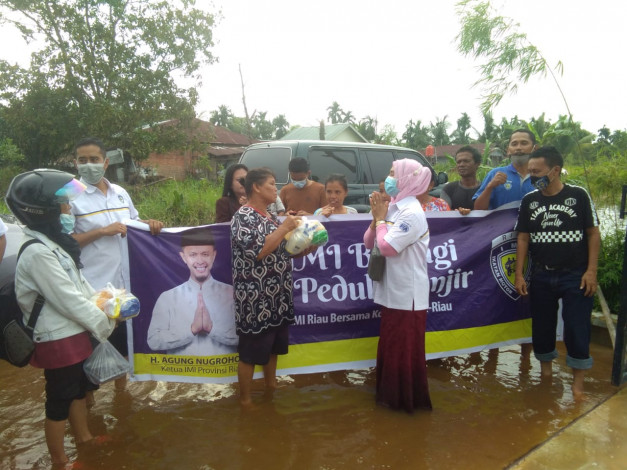 IMI Riau Salurkan Bantuan untuk Korban Banjir Pekanbaru