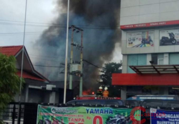 Kebakaran Disamping Showroom Yamaha Sudirman, Angkringan dan Rumah Ludes Dilalap Si Jago Merah