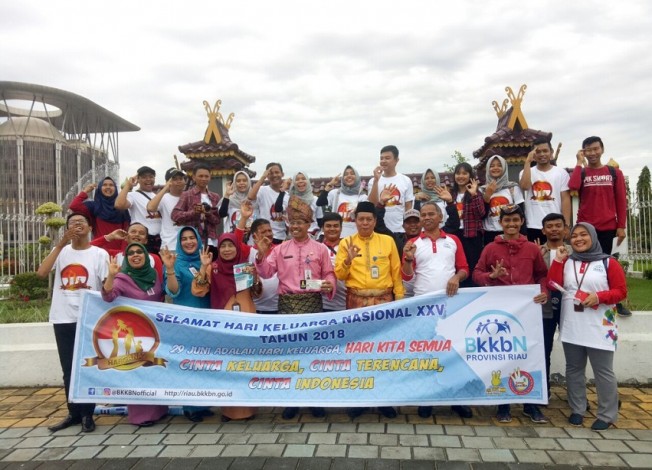 Peringati Harganas ke-25, BKKBN Riau Bagi-bagi Bunga