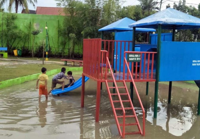 Pasca Hujan Deras, Taman Bermain di RTH Tergenang Air