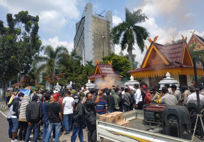 Tuding Kinerja Bea Cukai Pekanbaru Rugikan Negara, Massa Demo ke DPRD