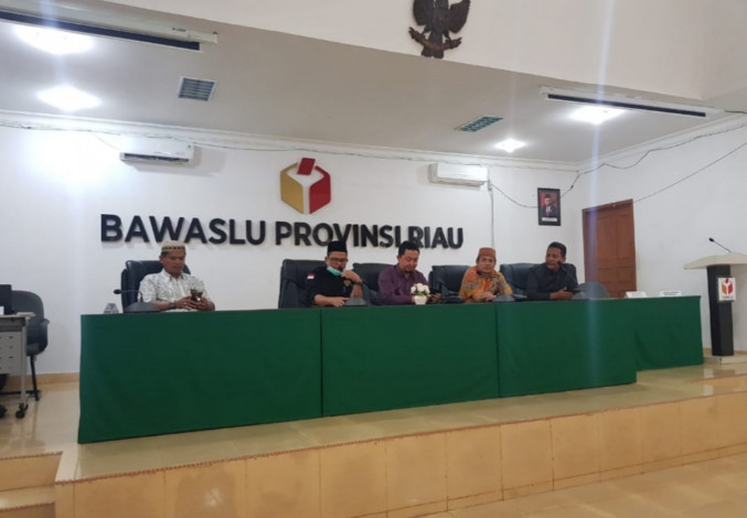 Ketua Bawaslu Riau Curhat Soal Jalan Rusak Menuju Kantornya