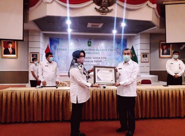Cetak Rekor MURI, Gubernur Riau Dapat Penghargaan BKKBN