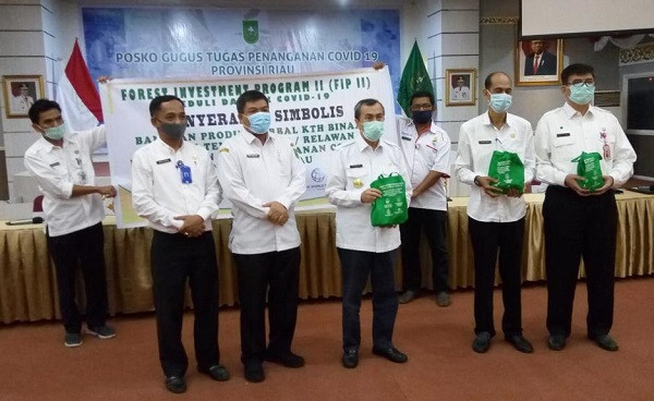 DLHK Riau Serahkan 600 Paket Produk Herbal untuk Tenaga Medis Covid-19