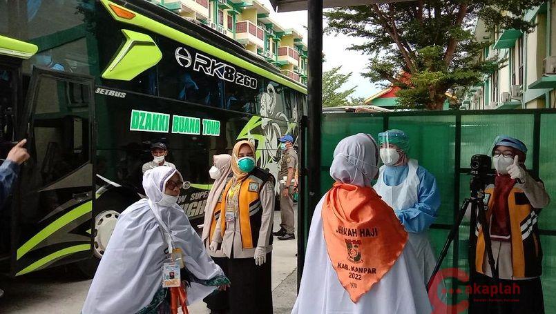 Tiba di Pekanbaru, 55 Jemaah Haji Asal Kampar Langsung Tes Swab