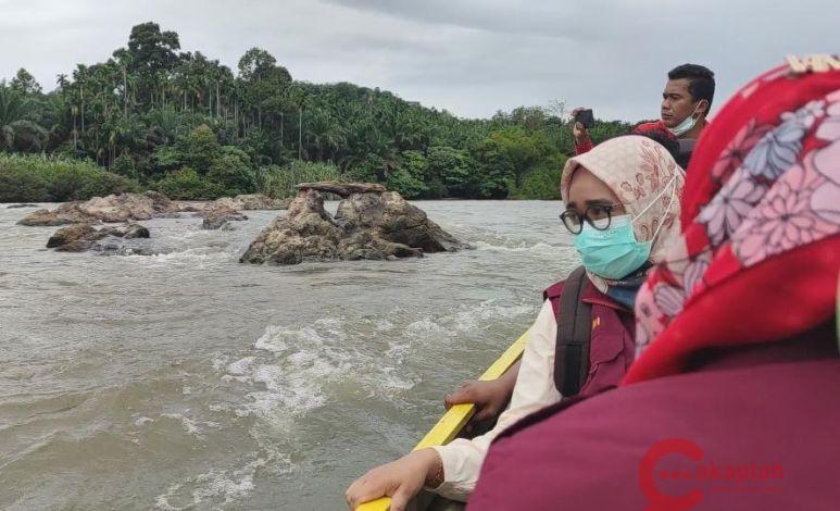 Kisah Nakes Terjang Derasnya Arus Sungai Rokan Demi Layani Vaksinasi Warga Daerah Terpencil