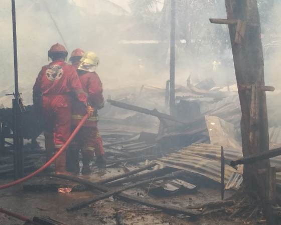 6 Unit Rumah Petak di Rumbai Pesisir Ludes Terbakar