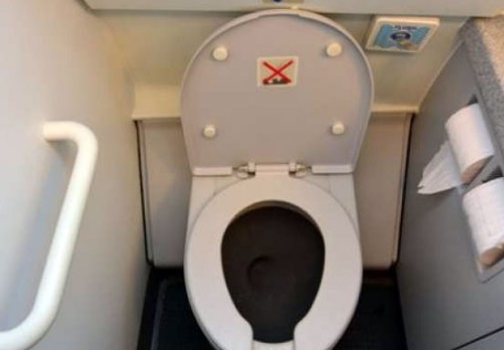 Duh, Wanita Ini Terjebak di Toilet Pesawat, Penerbangan Terpaksa Dialihkan