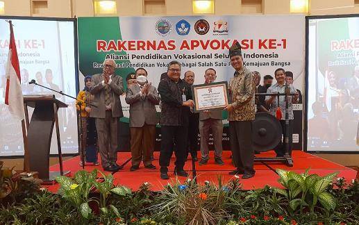 Peduli Pendidikan Vokasi, Gubernur Riau Terima Penghargaan dari APVOKAS