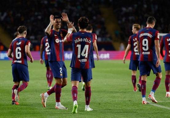 Pemain Barcelona merayakan gol ke gawang Real Betis pada laga pekan ke-5 La Liga 2023/2024 di Estadi Olimpic Lluis Companys, Minggu (17/9/2023) dini hari WIB. (c) AP Photo/Joan Monfort