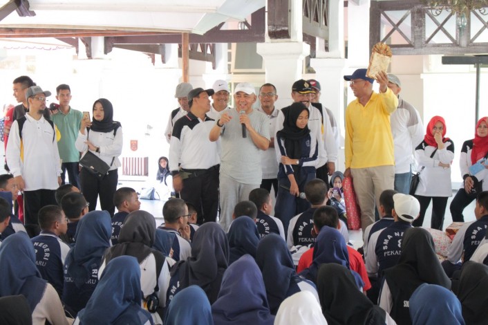Gubri Berpantun Ria Bersama Siswa SMAN 8 Pekanbaru, Ada Hadiah Sepeda dan Handphone