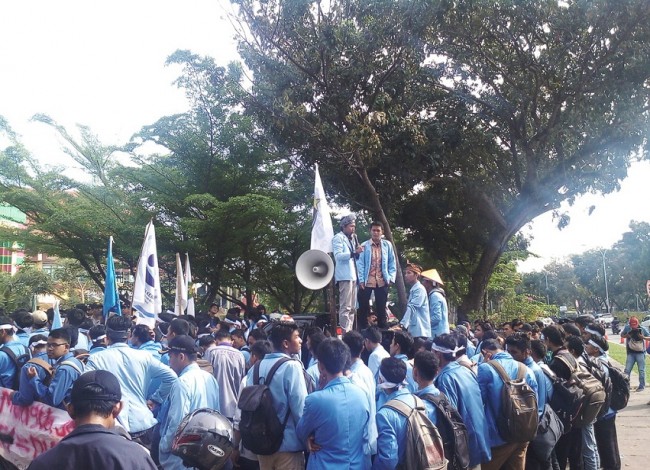 Peringati Sumpah Pemuda, Mahasiswa Geruduk DPRD Riau
