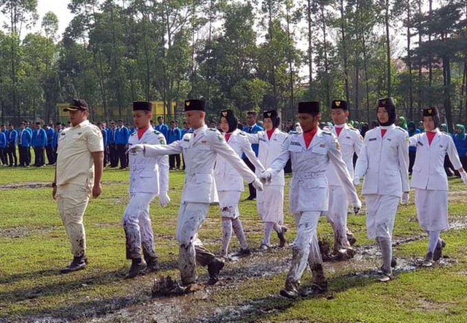 Lapangan Berlumpur, Paskibraka BEM UIR Tetap Kibarkan Merah Putih di Hari Sumpah Pemuda