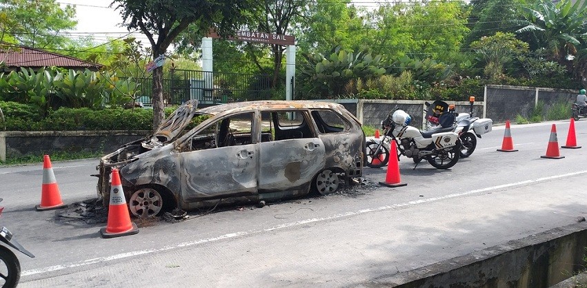 Warga Keluhkan Lambannya Evakuasi Bangkai Mobil yang Terbakar