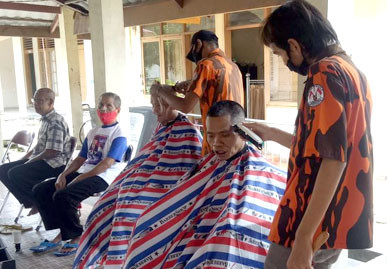 Pemuda Pancasila di Pekanbaru Gelar Cukur Rambut di Panti Jompo