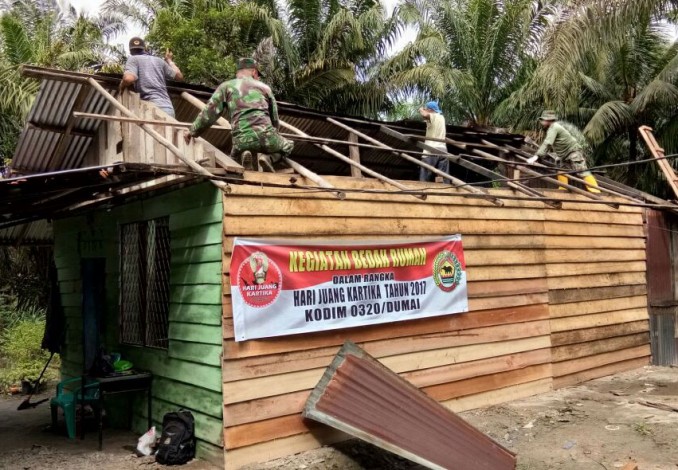 TNI Bedah Rumah Warga tak Mampu di Dumai