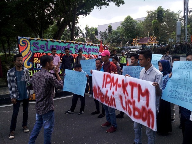 Jalan Lintas Bono Rusak Parah, Puluhan Mahasiswa Teluk Meranti Geruduk DPRD Riau