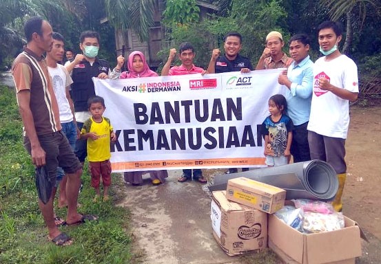 ACT dan MRI Riau Salurkan Bantuan Logistik untuk Korban Banjir Rohul